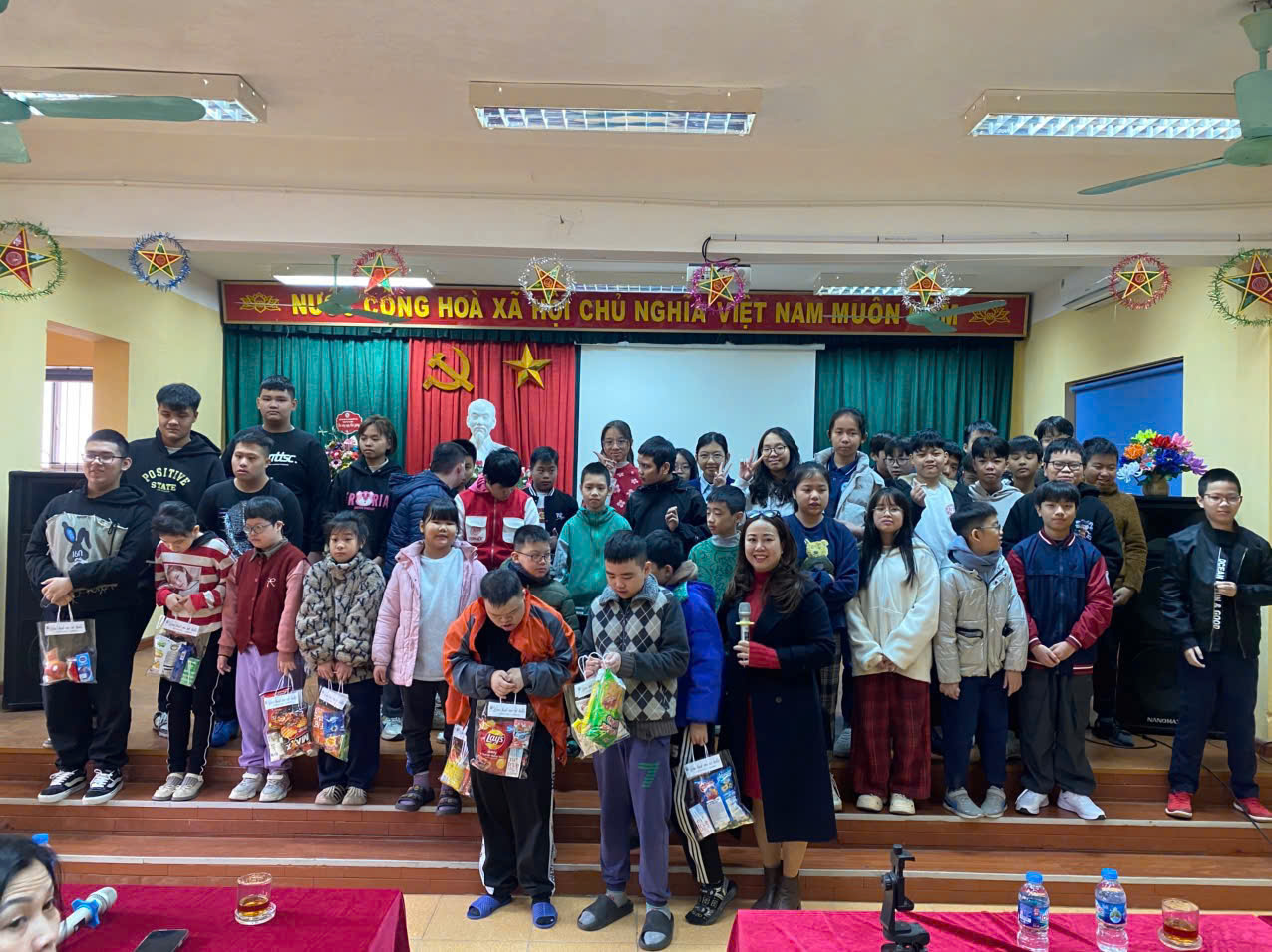 HỌC SINH LỚP 7A8 – TRƯỜNG THCS HOÀNG LIỆT GIAO LƯU, TẶNG QUÀ HỌC SINH TRƯỜNG DẠY TRẺ KHUYẾT TẬT