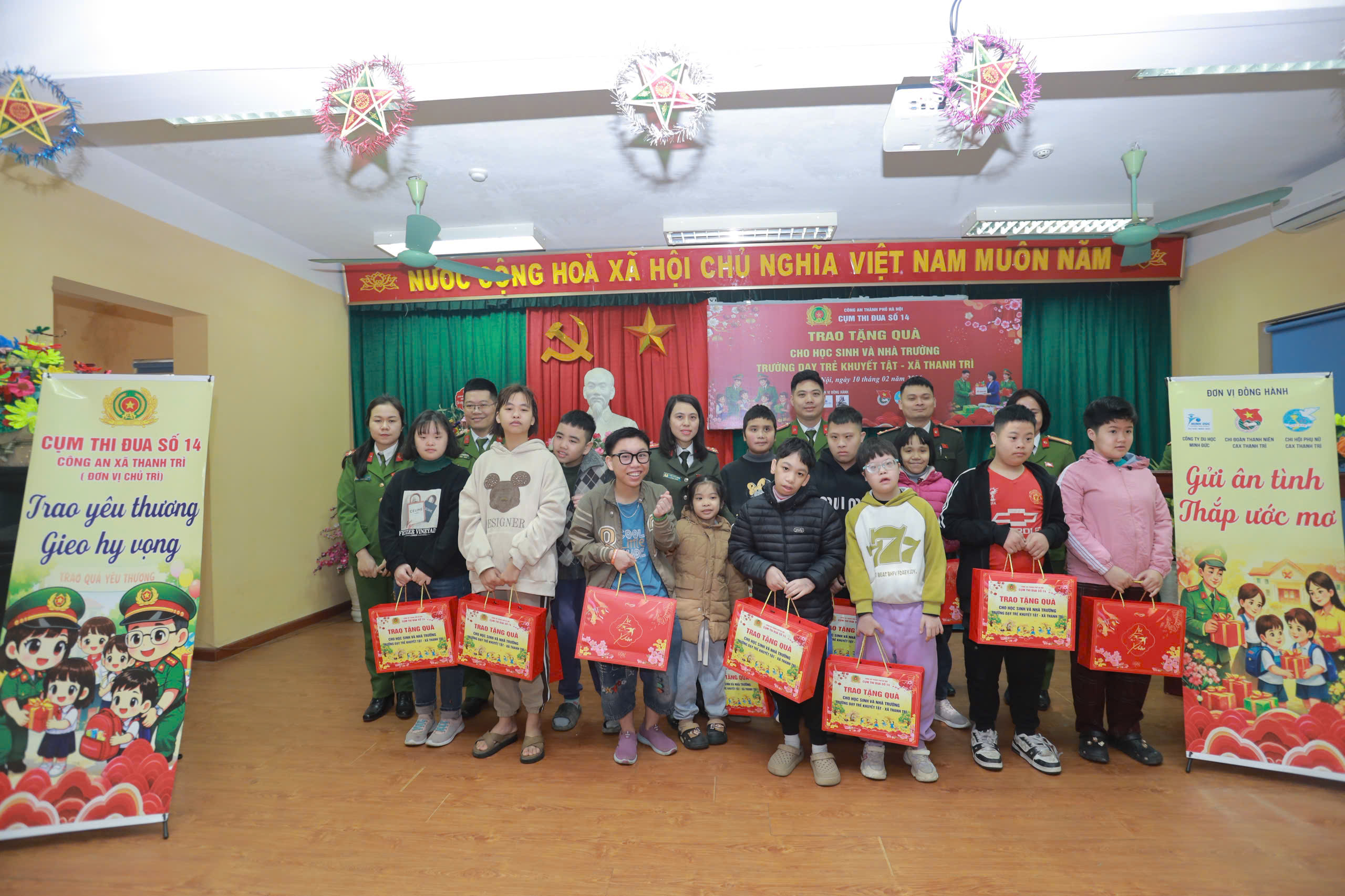 Công an TP Hà Nội – Cụm thi đua số 14 trao quà Tết cho học sinh khuyết tật xã Thanh Trì