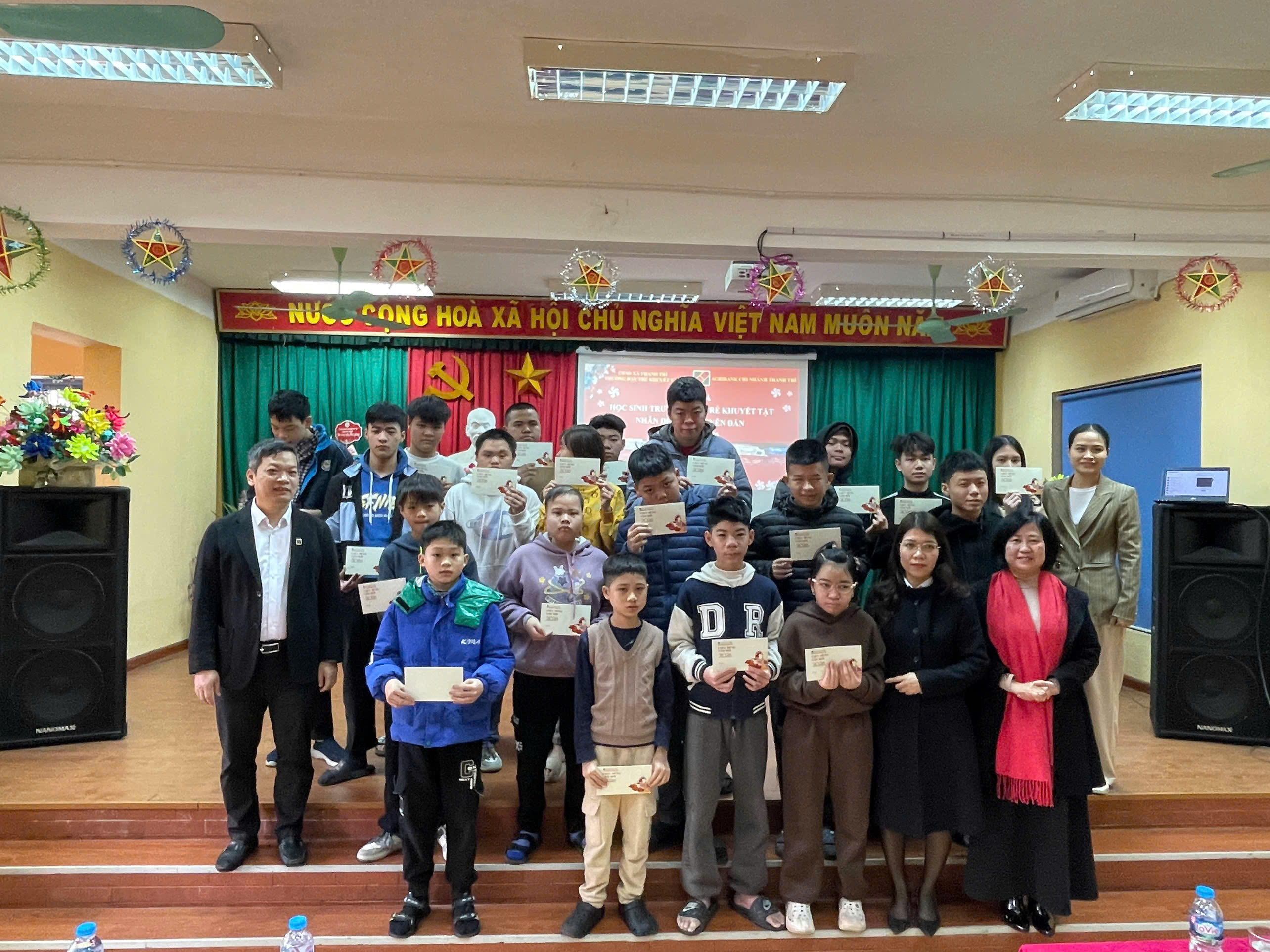 Ngân hàng Agribank chi nhánh Thanh trì tao quà Tết cho các em Học sinh tại Trường Dạy trẻ khuyết tật xã Thanh Trì